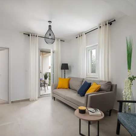 Mirta Apartment